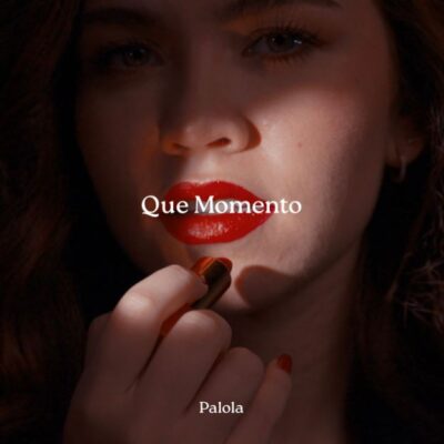 Portada - Cover del nuevo single de Palola - Que momento - Palola con sombras y poca iluminación y labios rojos